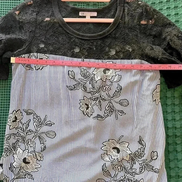 Blue floral rayon and black lace top with ruffle butterfly sleeves - Picture 5 of 7